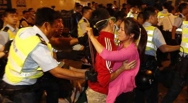 Hong Kong, nuovi scontri tra manifestanti e polizia: molti arresti