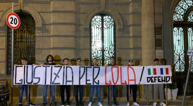 «Giustizia per Lola», flash mob dei giovani di destra di fronte al Consolato francese a Napoli