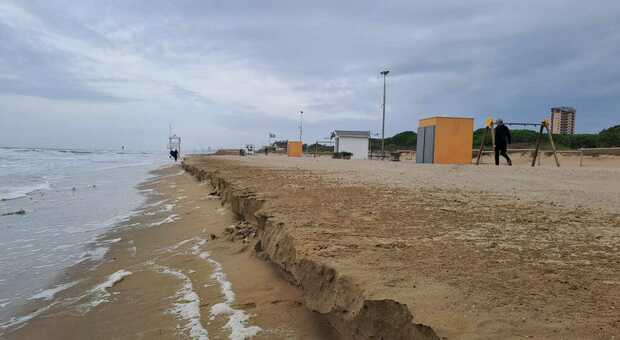 La spiaggia di Jesolo distrutta dalla mareggiata