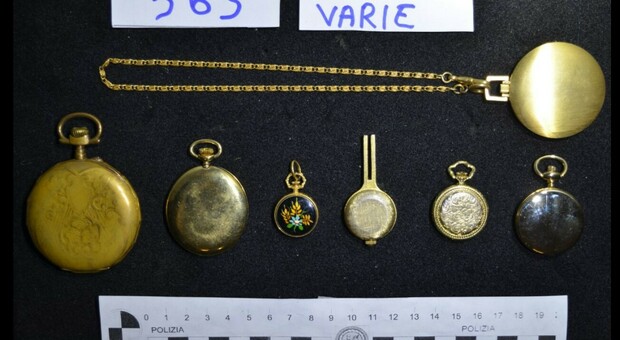Preziosi orologi e gioielli: a Bologna il bottino dei furti a Pescara. Le indicazione per visionare la refurtiva