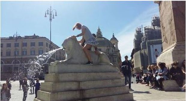 Roma, artista di strada sciacqua straccio nella fontana dei Leoni: multato