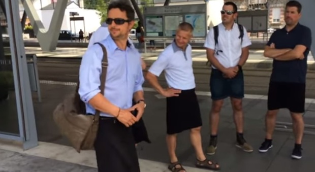 "Pantaloni corti vietati anche d'estate", i lavoratori in gonna per protesta (YouTube)