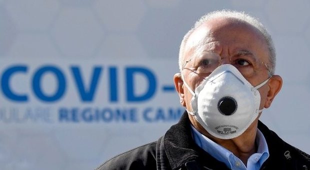 Coronavirus in Campania, De Luca contro tutti: «Ormai la mascherina la indosso solo io»