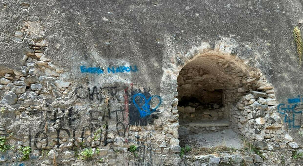 Vandali al Castello Fienga di Nocera, imbrattate le mura secolari