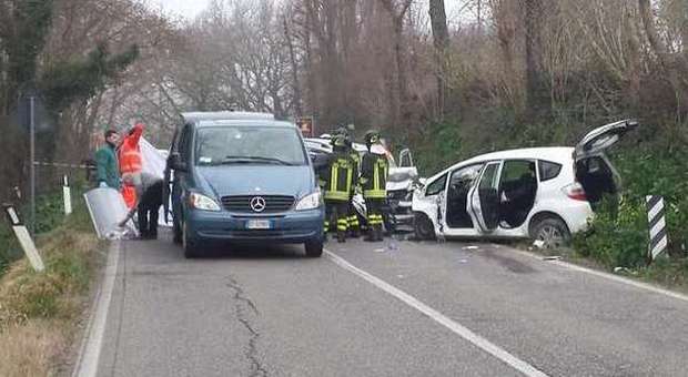 Ancona, schianto tra auto: donna muore dopo il funerale della madre