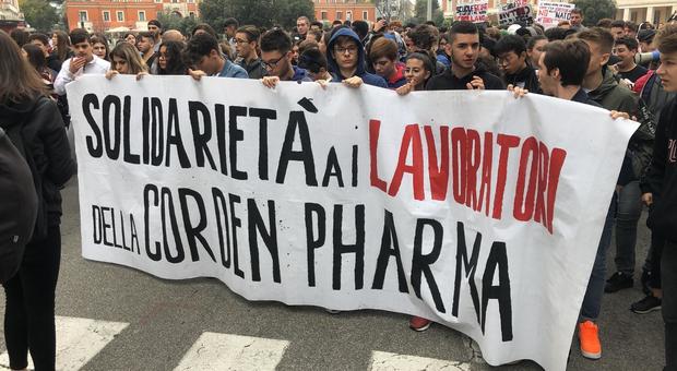 Giornata dello studente a Latina, dai ragazzi la solidarietà ai lavoratori Corden Pharma