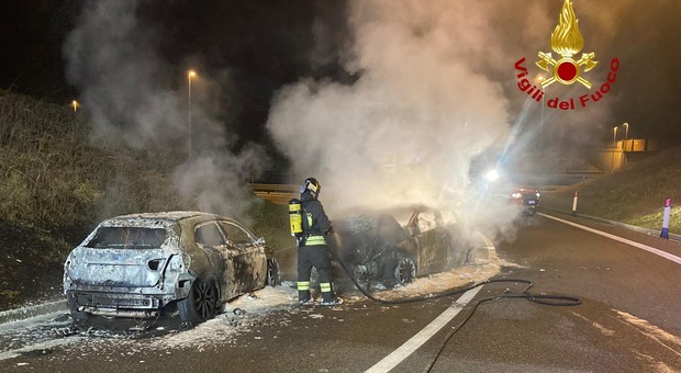 Scontro nella notte tra due Mercedes che prendono fuoco dopo l'impatto
