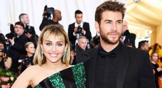 Miley Cyrus e Liam Hemsworth si lasciano a 8 mesi dalle nozze, il gossip: «Lei si è fidanzata con una donna»