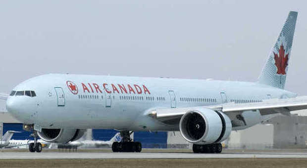 Porno vietati durante il volo, l'Air Canada richiama i suoi piloti: "Rischio licenziamento"