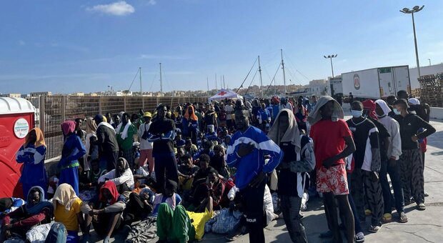 Lampedusa, sale la tensione. Musumeci: «L'Italia in solitudine affollata di ipocriti»