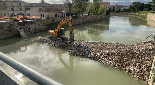 Senigallia, demolito Ponte Garibaldi: è stato il simbolo della grande alluvione del 2022