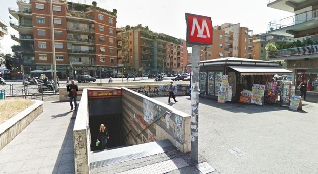 Roma, poliziotto in pensione sventa furto in metro