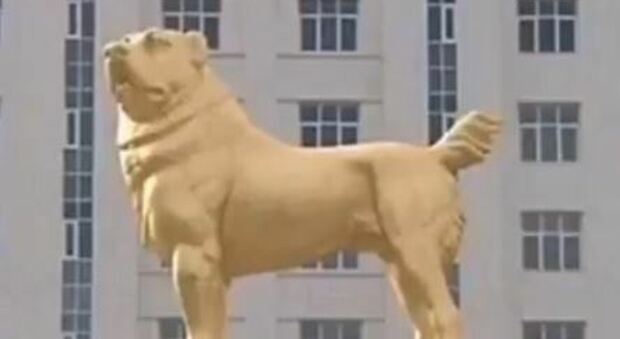 Turkmenistan, una statua d'oro alta sei metri elogia il cane preferito dal presidente