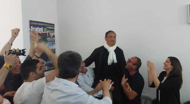 Pasquale Aliberti festeggiato dai fedelissimi dopo la vittoria al ballottaggio