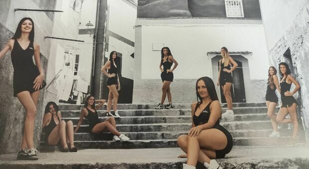 Miss in costume fotografate nel centro storico di Cerignola, polemica sul calendario "istituzionale"