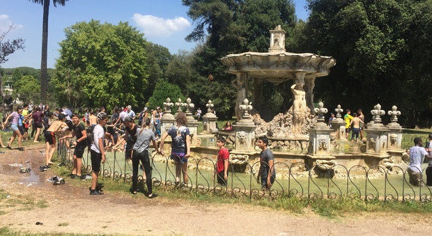 Roma, sfregio a Villa Pamphilij: decine di studenti fanno il bagno nella fontana