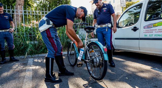 Blitz della Polizia contro le biciclette elettriche corrono come "razzi"