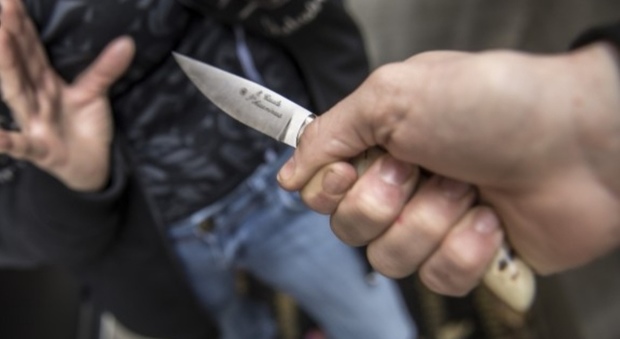 Napoli, coppia di turisti francesi rapinati e minacciati con il coltello