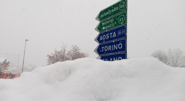 Maltempo, dopo la neve arrivano forte vento e pioggia: allerta massima in Liguria e Toscana, treni in tilt