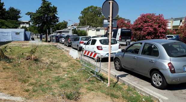 Latina, decine di auto in fila, corsa ai tamponi all'ospedale Santa Maria Goretti