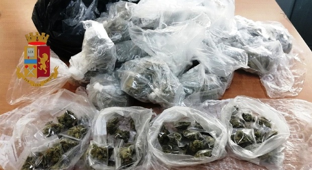 La marijuana nascosta nell’intercapedine del muro: sequestro a Scampia