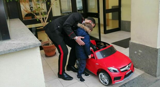 Roma, ruba un'auto elettrica giocattolo ad un bambino: 40enne denunciato