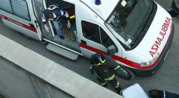 Bari, dirotta ambulanza per curare la madre, poi picchia agenti: arrestato