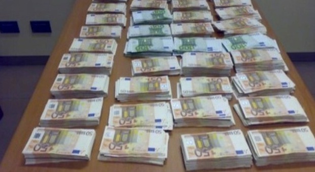 Dichiarava zero al Fisco, sorpreso dalla Finanza a Malpensa con 335 mila euro in contanti nella valigia