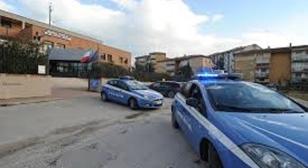 Senigallia, multati tre parcheggiatori abusivi: uno aggredisce gli agenti