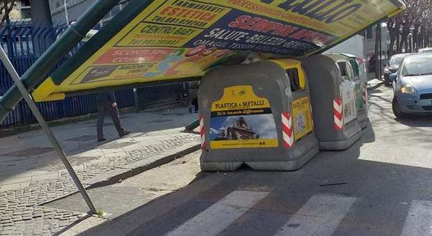 Napoli, cade cartellone pubblicitario al Corso Meridionale: «Poteva verificarsi una tragedia»