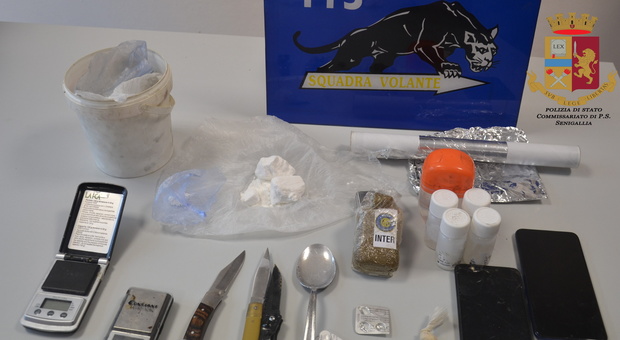 Senigallia, allestisce un bazar della droga a due passi dal Commissariato: arrestato un 27enne