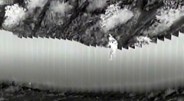 Muro Messico-Stati Uniti, due bambine gettate giù. Ecco il video