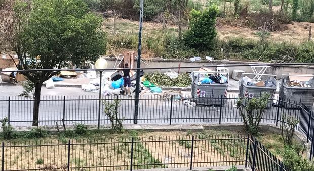 La spazzatura che circonda l'asilo nido a Napoli