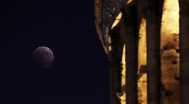 Stregati dalla Luna rossa: l'eclissi più lunga del secolo