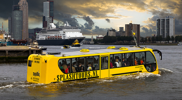 Rotterdam, il pullman finisce in acqua: ma è solo il tour della città con il bus anfibio