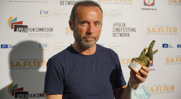 Paolo Consorti ha ritirato il premio come miglior regista per il film “Anime Borboniche” al Safiter Film festival internazionale del Salento