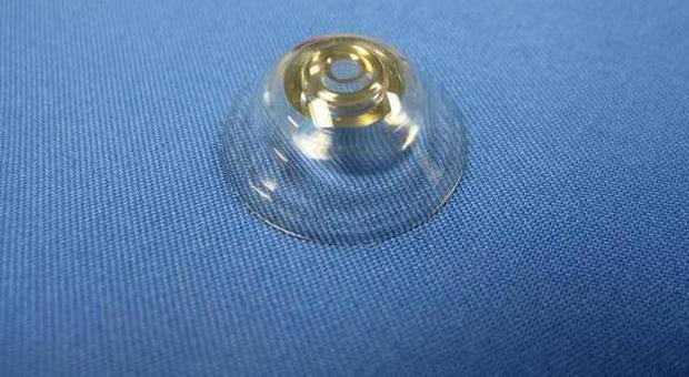 Un prototipo della lente a contatto telescopica