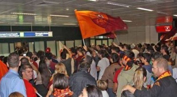 Tifosi a Fiumicino: "Trattati come delinquenti, due ore sotto la pioggia e tre in aeroporto"