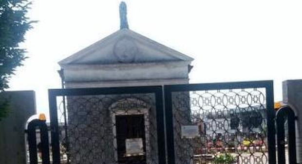 Assalto di vespe e calbroni, chiude il cimitero: rinviato il funerale