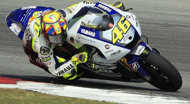 Valentino Rossi in sella alla nuova Yamaha sulla pista di Sepang