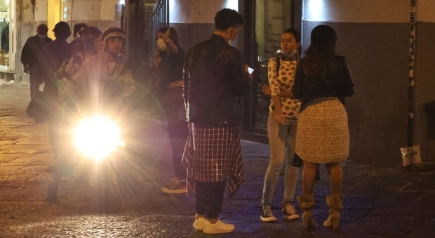 Movida a Napoli, multati due locali del centro storico di Napoli aperti dopo le 23