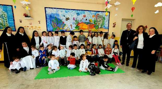 Il saluto del vescovo Pompili ai bambini della scuola “Santa Chiara”. Foto