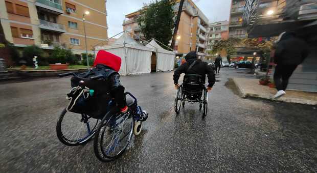 "Disabili per un giorno": ragazzi in carrozzina per le strade del Fleming per censire le barriere architettoniche
