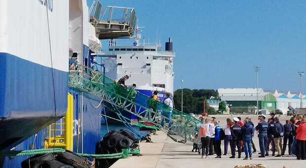 Lo sbarco dei migranti dalla Geo Barents nel porto di Brindisi
