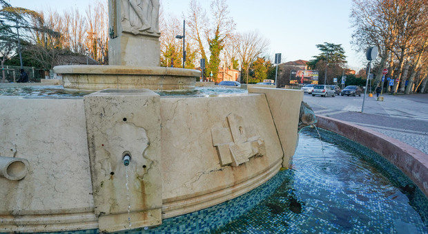 la fontana della Riconoscenza davanti alla stazione ferroviaria di Rovigo è stata realizzata nel 1952 dallo scultore Virgilio Milani