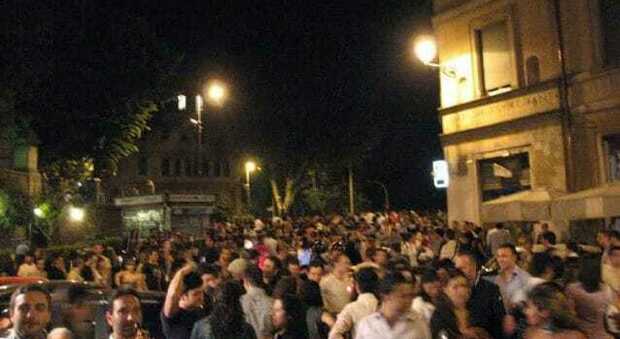Roma, focolaio di Covid dopo un evento in un locale all’aperto. Trenta i giovani contagiati: si teme la variante Delta
