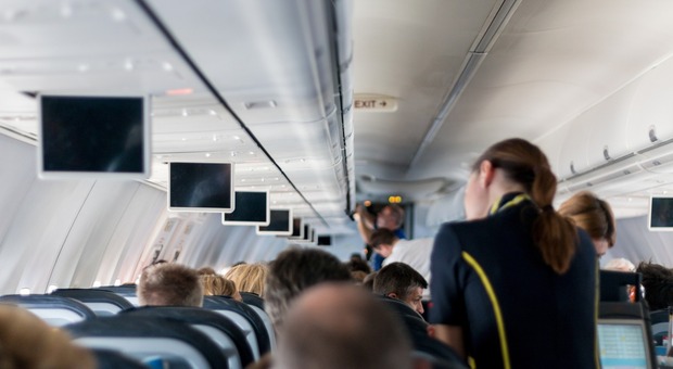 Allarme sull'aereo diretto a Roma per un bagaglio che vibra, fermato un passeggero: ma è il rasoio elettrico