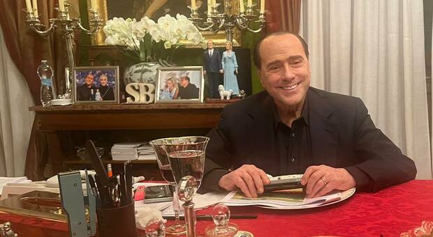 Una delle ultime foto postate da Silvio Berlusconi sui social da casa: era lo scorso 31 marzo