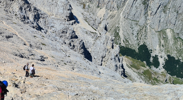 Precipita per 25 metri sul Corno Grande: grave escursionista romano
