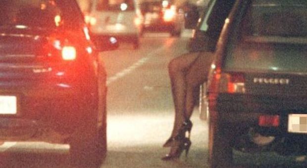 Napoli, controlli antiprostituzione: fotografati dagli agenti lucciola e cliente